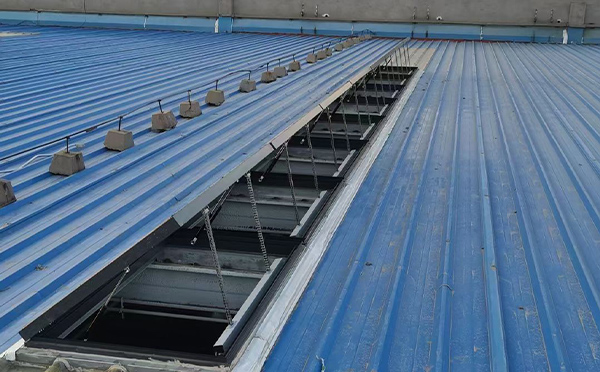 某城市大型商业综合体中庭城关排烟窗工程